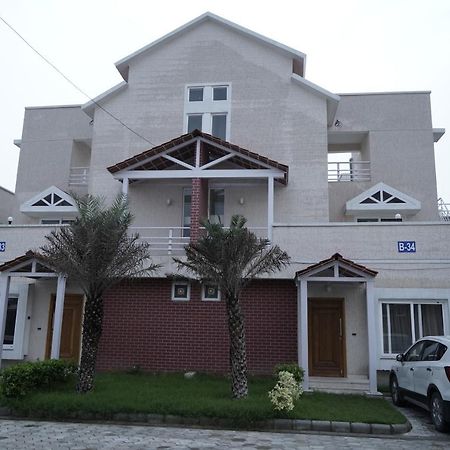 Madhav Kuteer B- 34 Vrindāvan Exterior photo
