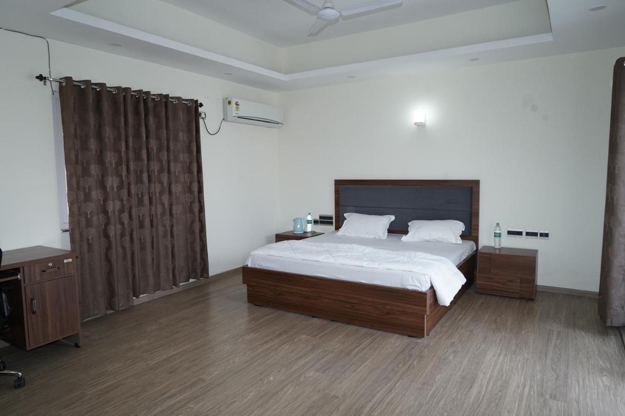 Madhav Kuteer B- 34 Vrindāvan Exterior photo